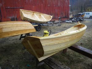 Lofotjoller og pram smøres med rå linolje og tjæra