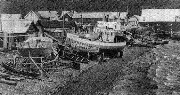 Båtbygging i fjæra rundt 1950.