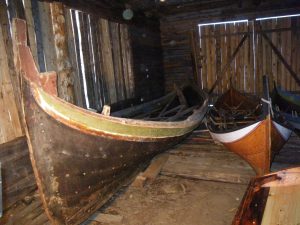 båten står i naustet