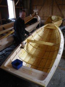 Mattis smører prammen han har bygd